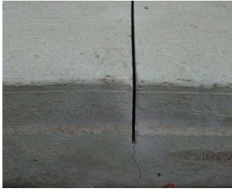 Gecontroleerde scheurvorming onder een gezaagde krimpvoeg in een betonvloer