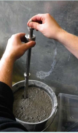 Controle van de bindtoestand van vers beton met een penetratiesonde vóór de afwerking